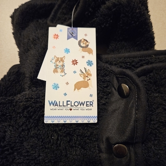 Wallflower Sherpa Pullover in Black - Picture 7 of 7